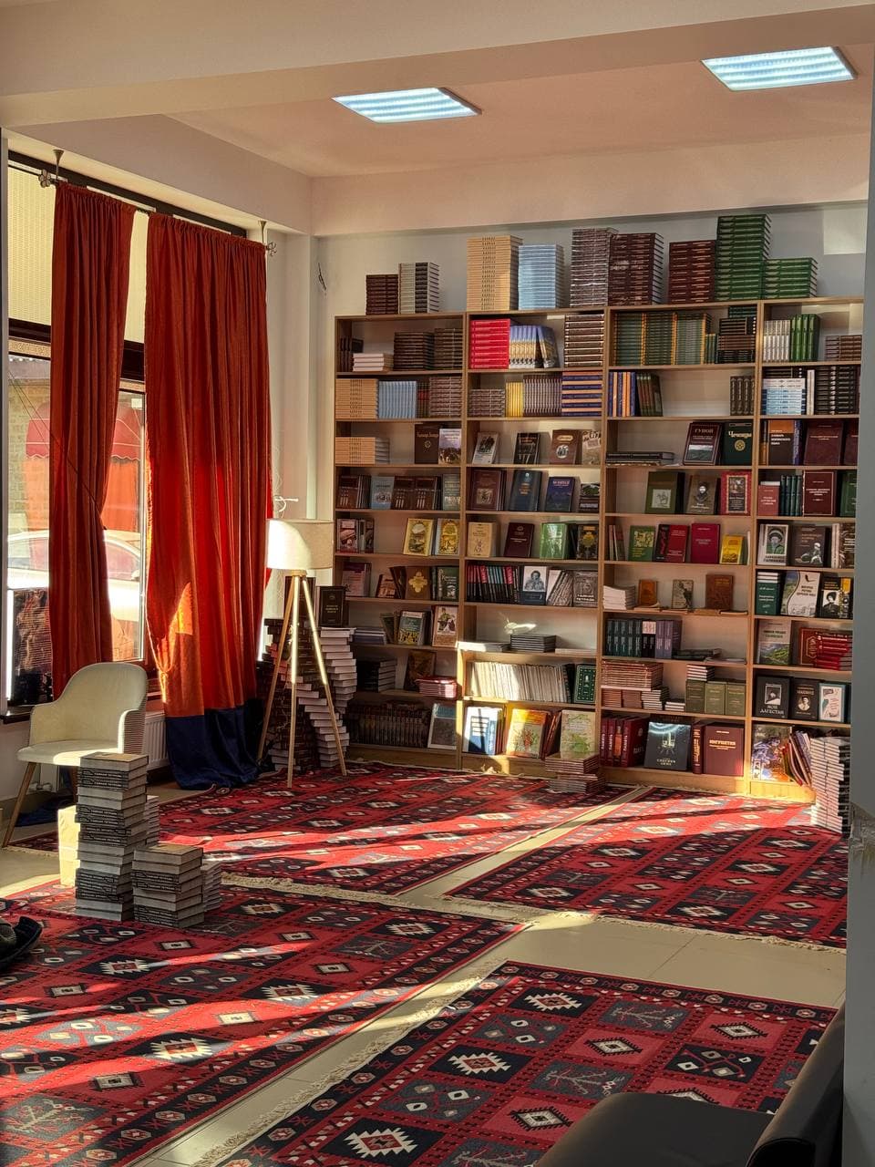 Старинные книги на полке антикварной лавки